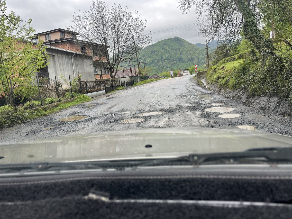 Son yağışlar neticesinde Ikizce Merkeze giden yol bu şekildedir ve ulaşım artık imkansız hale gelmiştir. Hem araç kazaları hem de maddi hasarlar meydana gelmektedir. Yolun bir an evvel ulaşıma elverişli hale getirilmesi elzemdir. <a href="/mhilmiguler/">Dr. Mehmet Hilmi Güler</a> <a href="/TCOrduValiligi/">Ordu Valiliği</a> <a href="/KarayollariGM/">Karayolları Genel Müdürlüğü</a> @