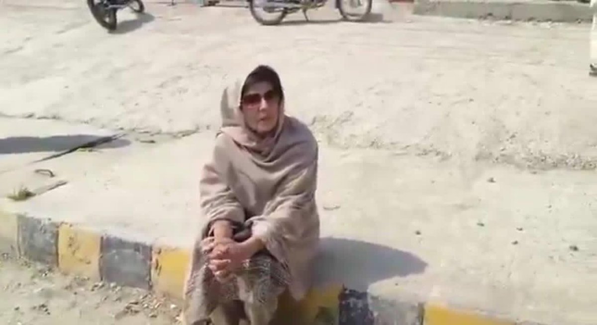 حالات و واقعات کو دیکھتے ہوئے لگتا ہے کہ پی ٹی آئی کی موجودہ قیادت خوف کا شکار ہے یا پھر کمپرومائز ہوچکی ہے اگر نڈر قیادت چاہئیے تو علیمہ خان صاحبہ کو قیادت دینی ہوگی تاکہ پارٹی مظبوط ہو اور بھرپور احتجاج کیا جاسکے اس وقت پی ٹی آئی کے ورکرز علیمہ خان صاحبہ پر اعتماد کرتے ہیں۔