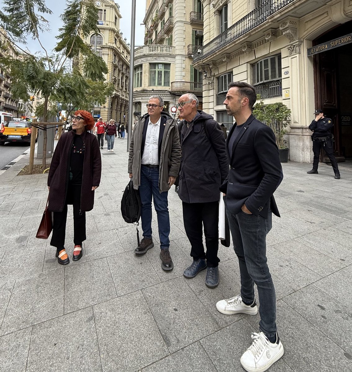 🔴 AMI i Comissió de la Dignitat sumen esforços per reclamar que la comissaria de Via Laietana sigui un memorial i cessi l’activitat policial.
 
✔️L’AMI s’ha compromès a fer de corretja de transmissió amb el món local i buscar al màxim de suport entre ajuntaments