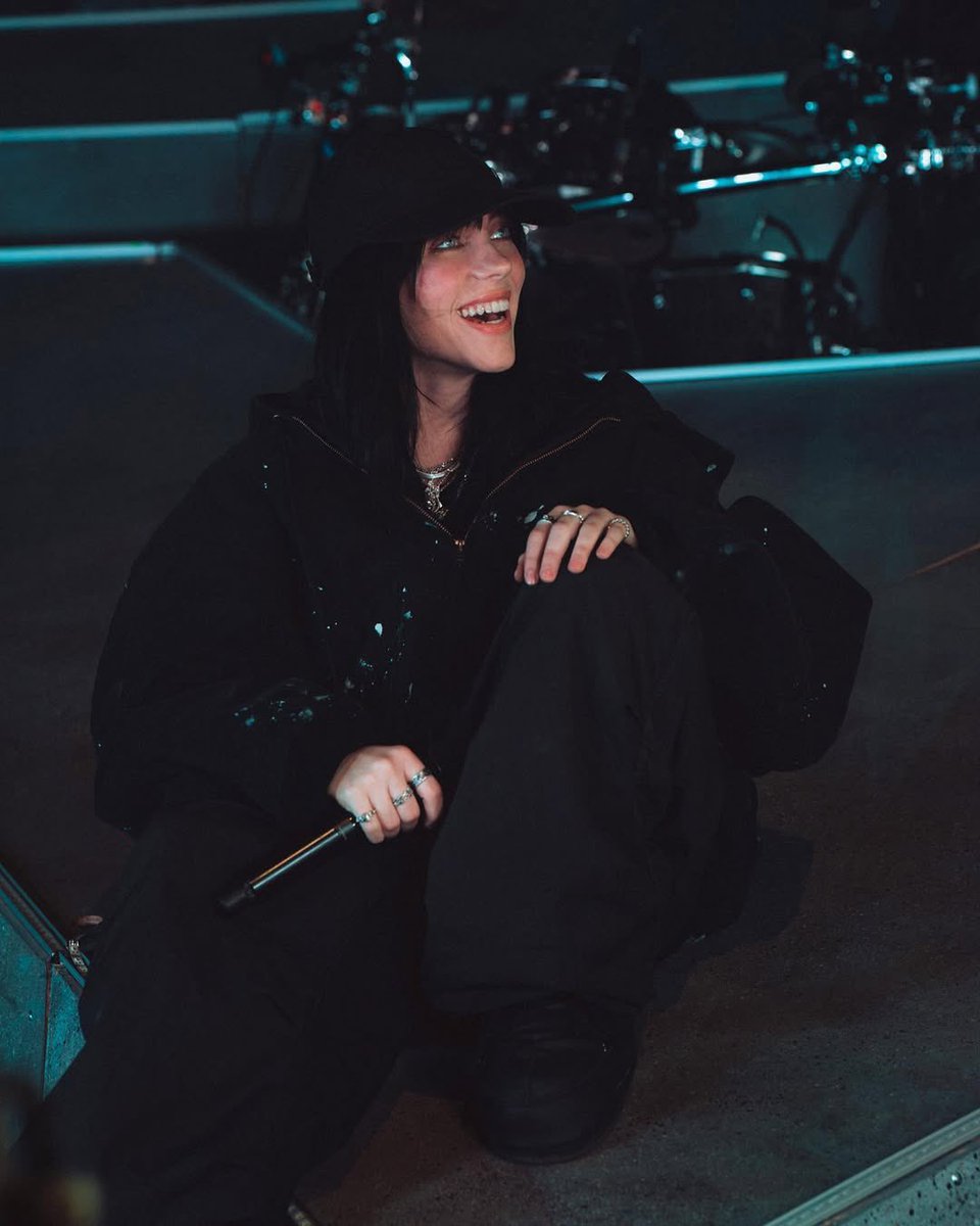 bespotifydata's tweet photo. 2 years ago Billie Eilish wore her best stage outfit. https://t.co/QgVlbXwosd
