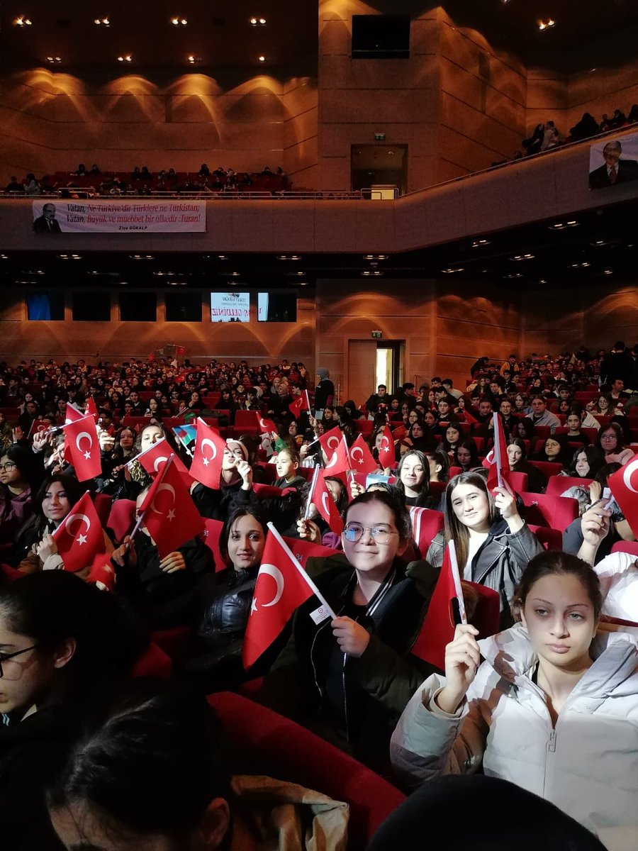 İstanbul Haliç Kongre Merkezinde düzenlenen “Özüm Sözüm Dede Korkut Turan’a Doğru Gençlik Şöleni” etkinliğine okulumuz öğretmen ve öğrencilerimiz katıldılar.