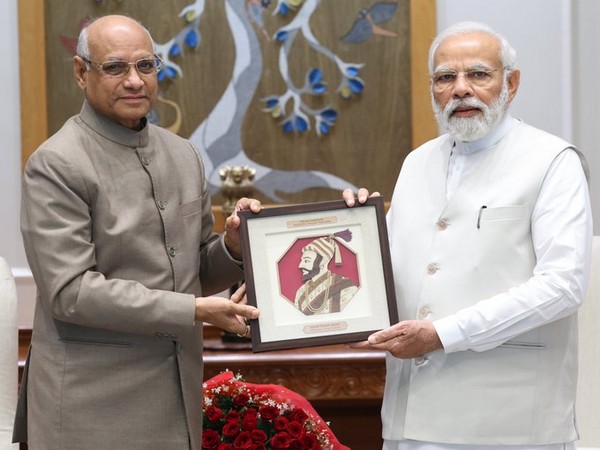 RoastModi's tweet image. Modi met the Maharashtra Governor today, so we all know what that means – &apos;The Great Political Standstill! &apos; They&apos;re probably discussing the finer points of taking no action. #RonnyRoastsModi #ModiRoast