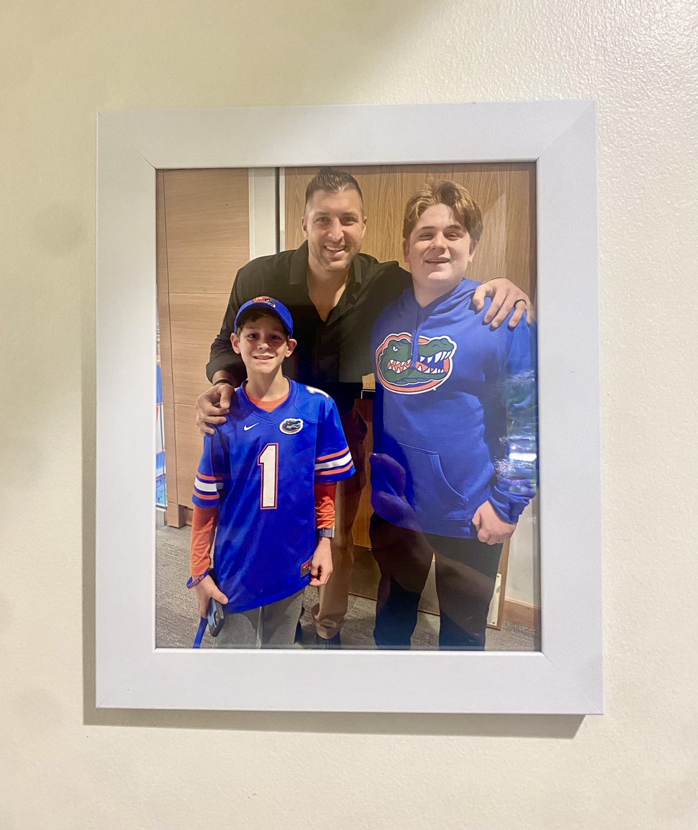 laraleader's tweet image. Doing some redecorating. What do you think, Gator Nation?  🧡💙🧡💙 @ufalumni @UF @UFBarstool @Fl_Victorious @FloridaGators @TimTebow @GatorsFB