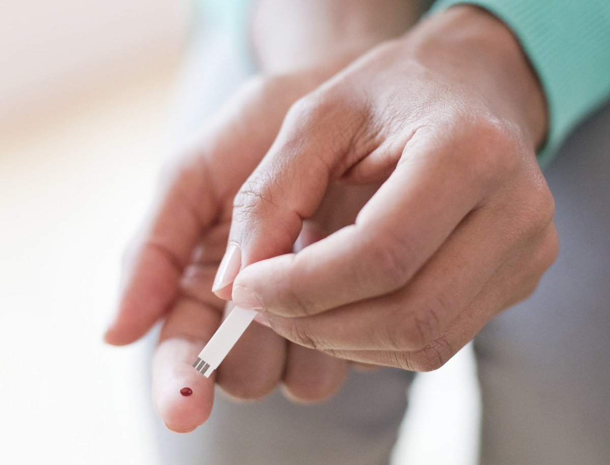 📍#DM
Finger prick hack to advice your patient:
Prick on the side of fingertip not the center, it’s less pain tho same accuracy

عند تسجيل قياس السكري بشكل دوري ، حاول الوخز من جانب الاصبع وليس في قيمته ، لتجنب الألم ولافرق في دقة النتيجة