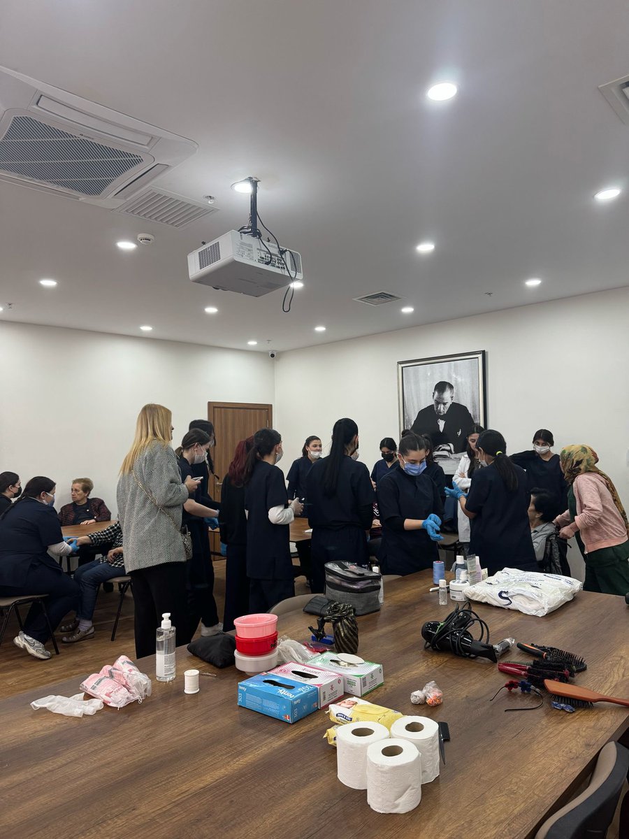 Güzellik Hizmetleri Alanı 11.sınıf öğrencileri “Ben Her Yerde Varım Projesi” kapsamında Öğretmenleriyle birlikte Asude Yaşam ve Sağlık Merkezini ziyaret ettiler. Öğrencilerimiz buradaki misafirlerimize Manikür-Pedikür, Kaş-Bıyık alımı, El ayak masajı, Fön ve makyaj yaptılar.