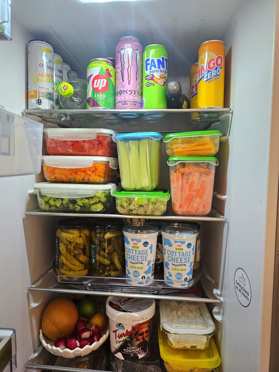 prettyycherries's tweet image. can you tell that im home alone?