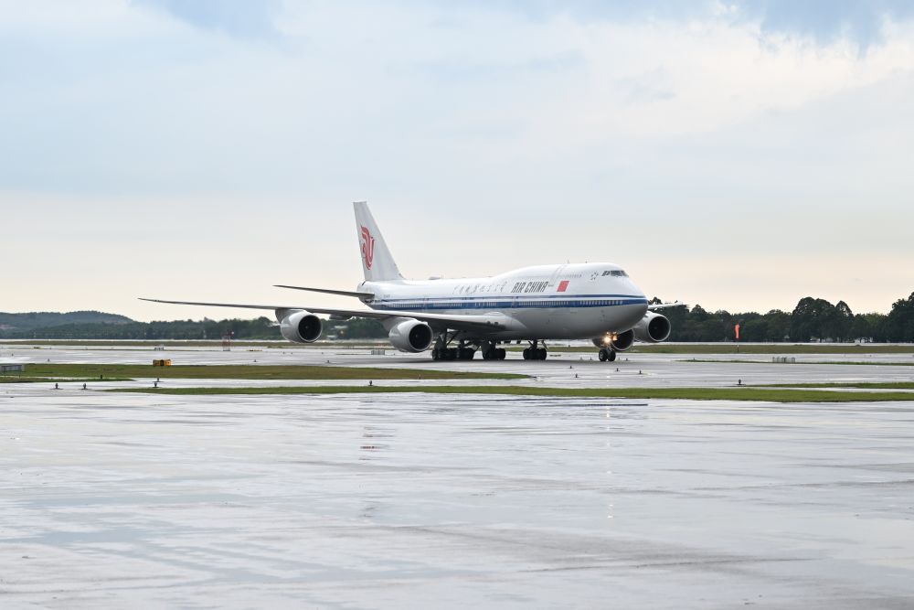 PDChinese's tweet photo. 當地時間4月15日晚，國家主席習近平乘專機抵達吉隆坡，應馬來西亞最高元首易卜拉欣邀請，對馬來西亞進行國事訪問。專機抵達吉隆坡國際機場時，馬來西亞總理安瓦爾熱情迎接。 https://t.co/Dv6jY8FKvP