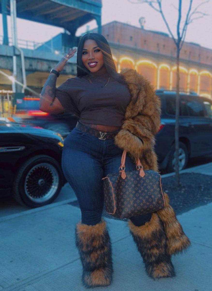 Hersheylust's tweet photo. This Summer I’m OUTSIDE👏🏾🥰😘
#hersheylust #straightstuntin #loveit #shefine #myownworld #thicktrunktuesday https://t.co/jcirVXhwuo