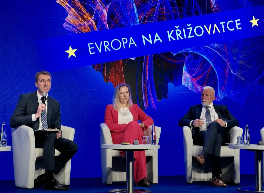Na konferenci Česko na křižovatce 3 se letos debatovalo nejen o budoucnosti Česka, ale celé EU.
Za VUHU oceňujeme prostor věnovaný vědě, výzkumu a debatám o surovinové a energetické bezpečnosti. Právě tyto oblasti jsou klíčem k udržitelné budoucnosti.
 #vědavýzkum #vuhujsmemy