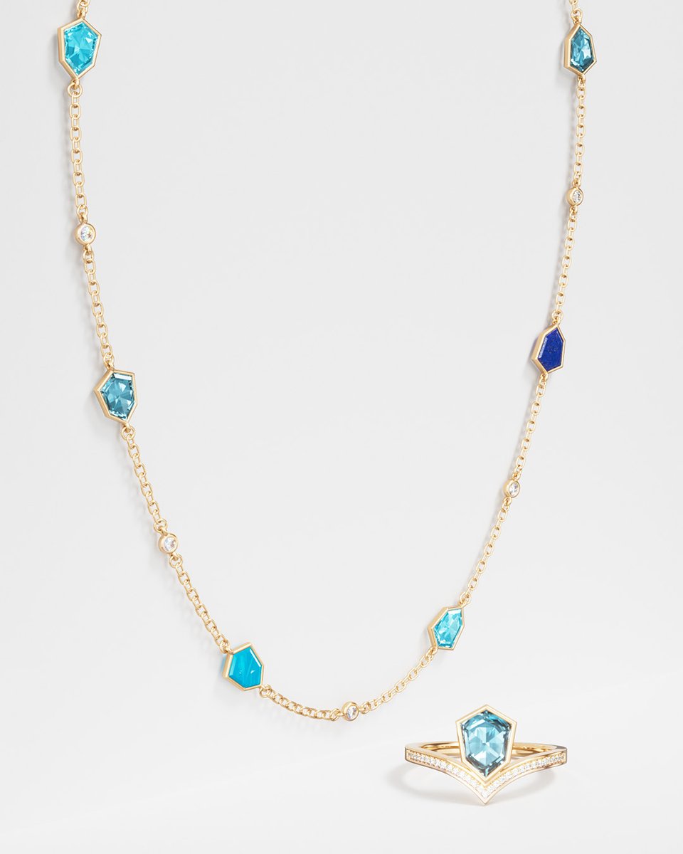 DamasJewellery's tweet image. تتميز كل قطعة بأحجار كريمة فريدة من نوعها مستوحاة من الوردة العربية، حيث تبرز كل قطعة التوازن بين الفن والطبيعة. أي لون يُعبّر عنك؟ 💙💛💜. 

#ColoursOfSpring #SpringByDamas #DamasJewellery #HouseOfJewelleryDesign