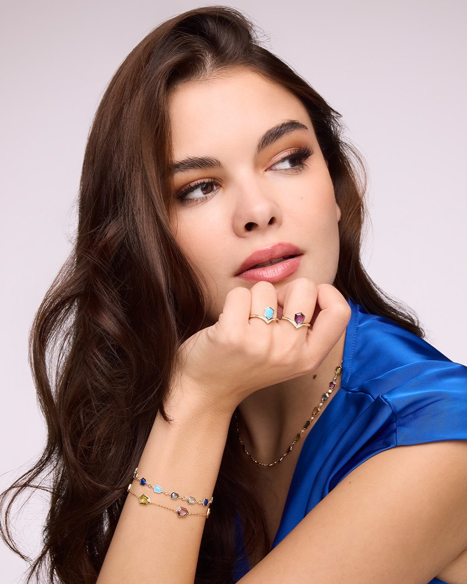 DamasJewellery's tweet image. تتميز كل قطعة بأحجار كريمة فريدة من نوعها مستوحاة من الوردة العربية، حيث تبرز كل قطعة التوازن بين الفن والطبيعة. أي لون يُعبّر عنك؟ 💙💛💜. 

#ColoursOfSpring #SpringByDamas #DamasJewellery #HouseOfJewelleryDesign