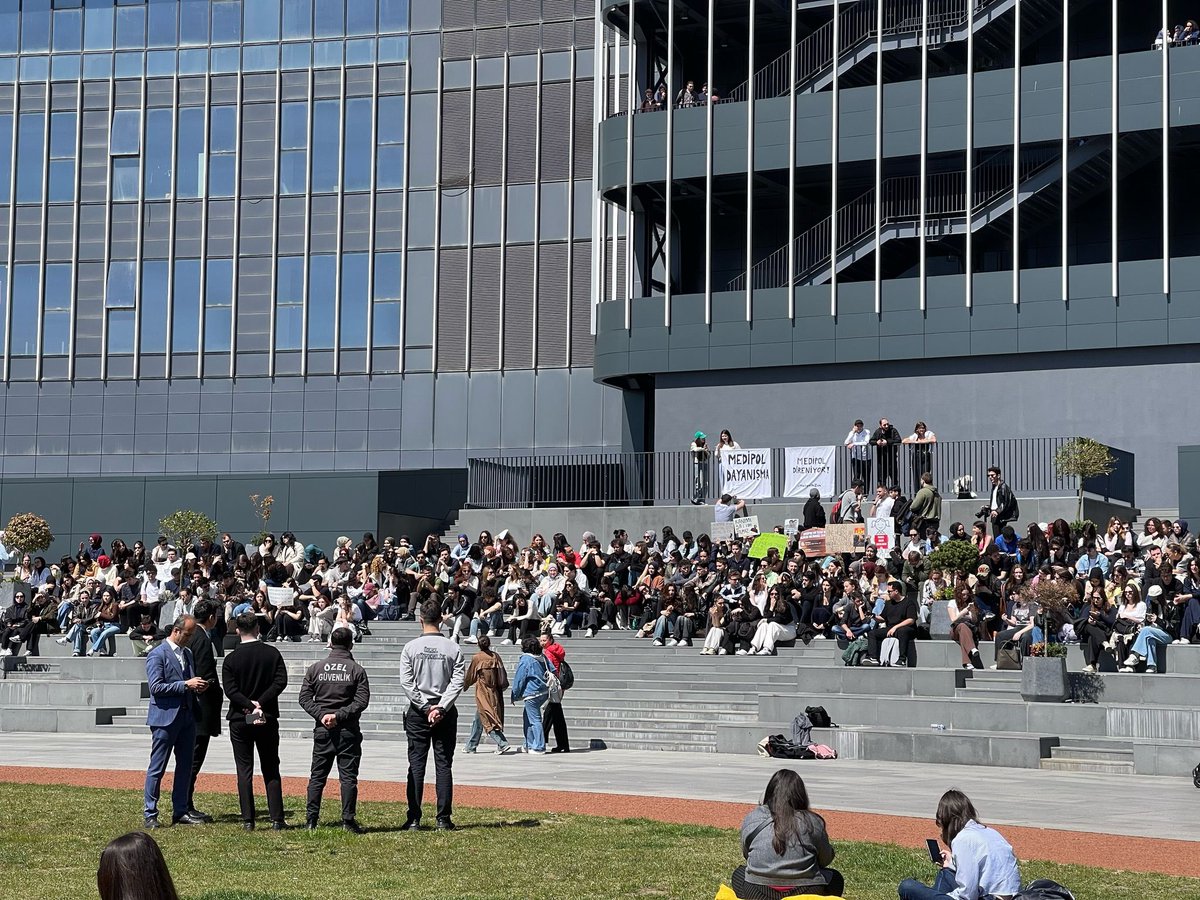 tipliogrencii's tweet photo. Medipol Üniversitesi fahiş okul ücreti zamlarına karşı ayakta! 

Haklarımızda inat ediyoruz, susmuyoruz: Müşteri değil öğrenciyiz! https://t.co/e2TgTXDD3E