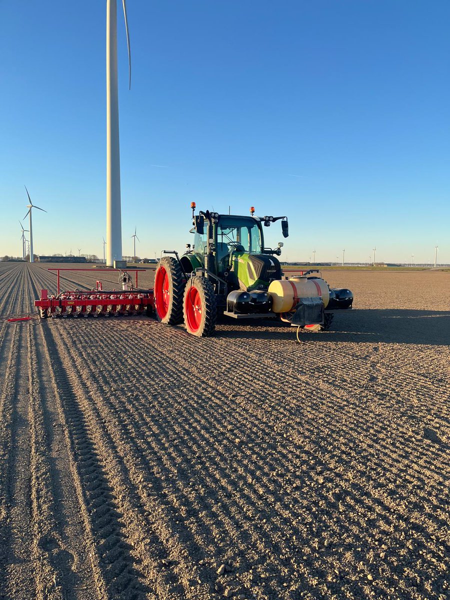 kramerstart's tweet image. 𝐆𝐚𝐬 𝐠𝐞𝐯𝐞𝐧 𝐚𝐥𝐬 𝐡𝐞𝐭 𝐦𝐨𝐨𝐢 𝐰𝐞𝐞𝐫 𝐢𝐬 🚜💨

Veel wortel- &amp;amp; uien zaaiers actief met dit mooie weer 🥕🧅