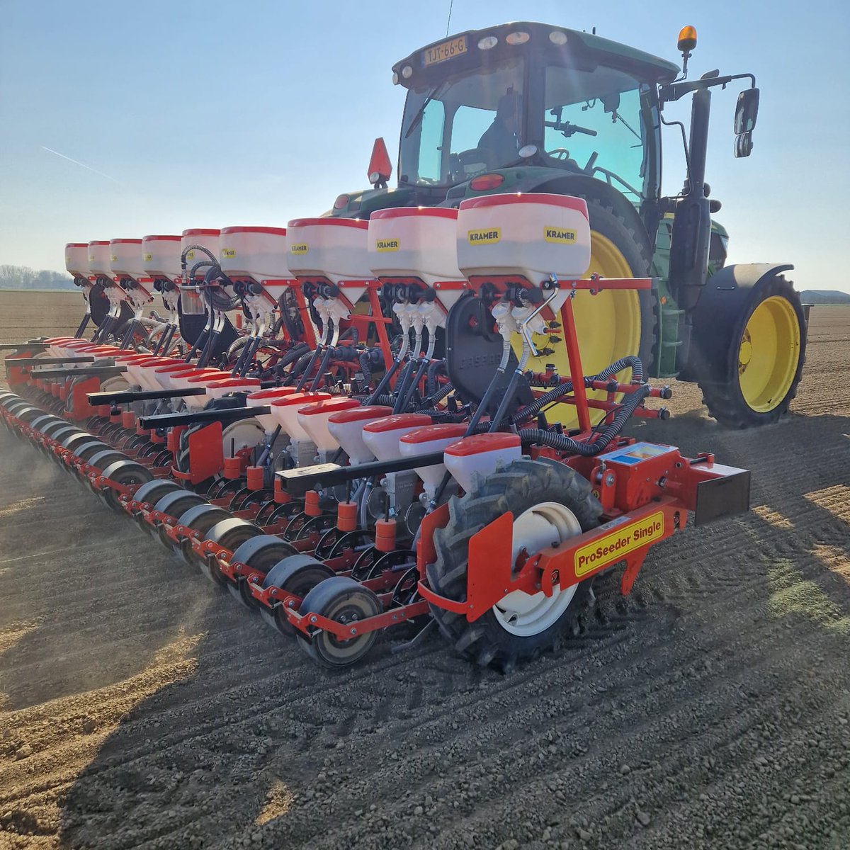 kramerstart's tweet image. 𝐆𝐚𝐬 𝐠𝐞𝐯𝐞𝐧 𝐚𝐥𝐬 𝐡𝐞𝐭 𝐦𝐨𝐨𝐢 𝐰𝐞𝐞𝐫 𝐢𝐬 🚜💨

Veel wortel- &amp;amp; uien zaaiers actief met dit mooie weer 🥕🧅