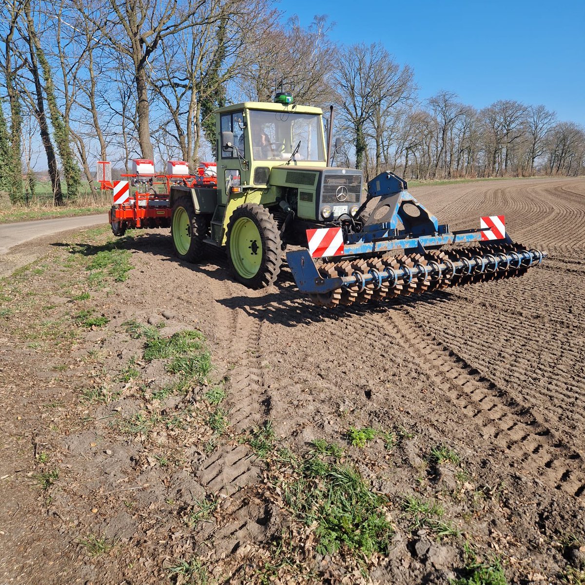 kramerstart's tweet image. 𝐆𝐚𝐬 𝐠𝐞𝐯𝐞𝐧 𝐚𝐥𝐬 𝐡𝐞𝐭 𝐦𝐨𝐨𝐢 𝐰𝐞𝐞𝐫 𝐢𝐬 🚜💨

Veel wortel- &amp;amp; uien zaaiers actief met dit mooie weer 🥕🧅