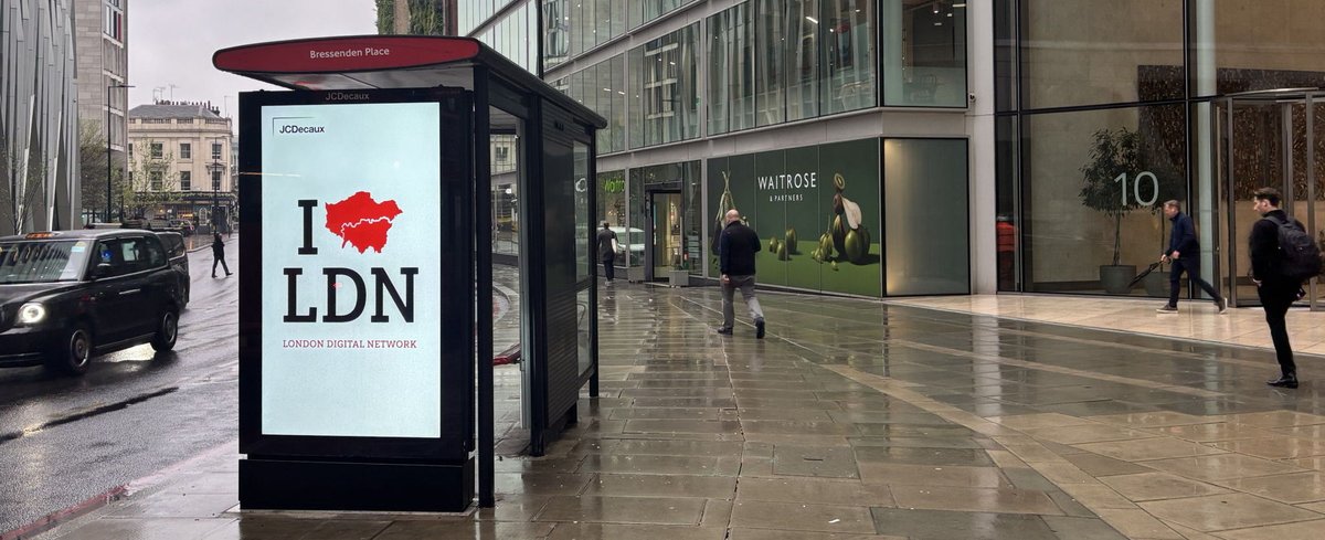 The first of our new LDN screens have arrived – with our Operations teams out in Victoria making sure they are looking their best.
Working with our partner <a href="/TfL/">TfL</a>, these screen will reach audiences in London’s new and expanding neighbourhoods, driving growth for everyone from the