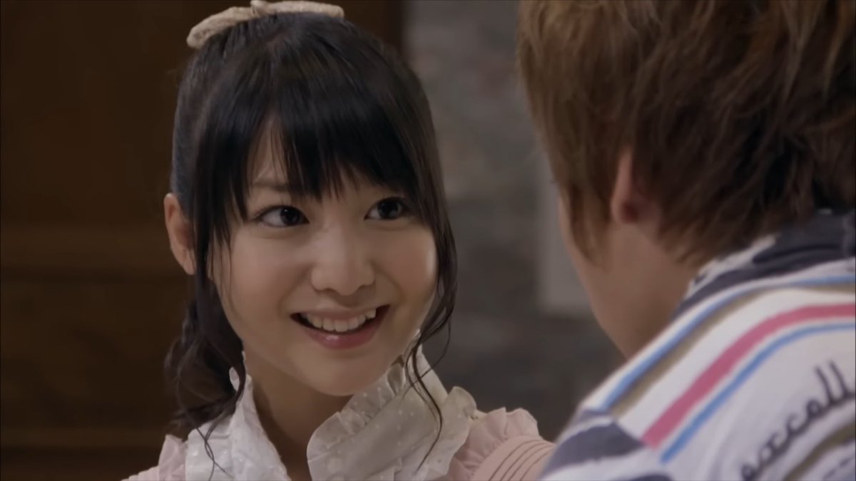 “ ครึกครื้นดีจังเลยค่ะวันนี้ !
          คงจะสังสรรค์เทศกาลวันสงกรานต์กันสินะคะ . . สนุกกันน่าดูเลย ”
          【 มองซ้ายขวามีแต่คนโดนแป้งปะที่หน้าพร้อมใส่เสื้อลายดอกหลากหลายสี 】