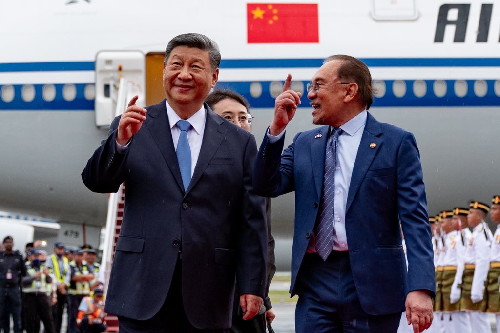 anwaribrahim's tweet photo. Petang tadi saya telah menyambut tamu kenegaraan Presiden Republik Rakyat China TYT Xi Jinping yang kini dalam rangka lawatan rasmi tiga hari ke Malaysia. 

Malaysia berbesar hati tatkala negara bertuah ini terpilih untuk dikunjungi Presiden Xi, terutamanya dalam usaha memperkuat hubungan akrab kedua-dua negara sahabat. 

Kunjungan ini pastinya akan dimanfaat kedua-dua negara selain terus mempererat hubungan persahabatan yang berlandaskan rasa hormat yang jitu. 

🇲🇾🇨🇳 
#MalaysiaMADANI 
#MADANIBekerja