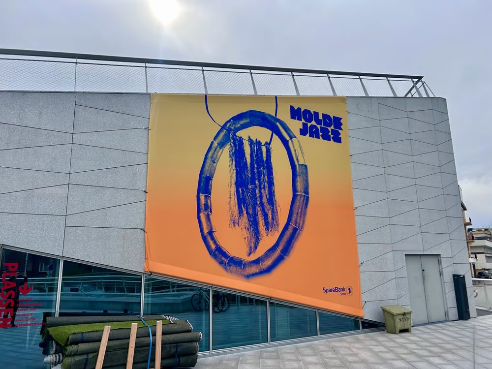 Molde er oransje og blått.