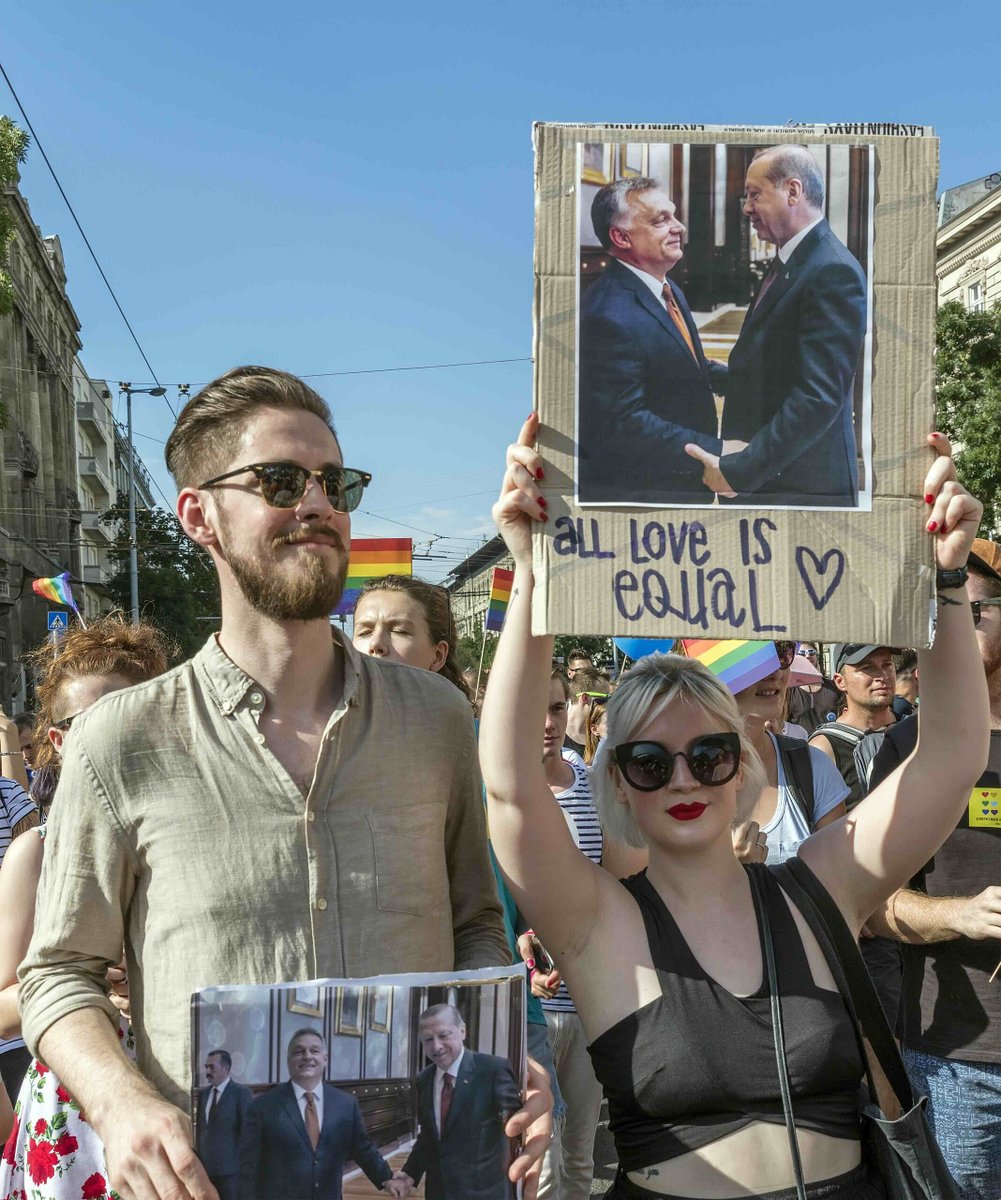 arcigay.it/comunicati/ung…  

UNGHERIA, APPROVATA LA LEGGE ANTI PRIDE. PIAZZONI (ARCIGAY): AZIONE FASCISTA, l’UE DIFENDA I PROPRI VALORI FONDATIVI”
Bologna, 15 aprile 2025 – “La definitiva approvazione da parte del Parlamento ungherese di una legge che vieta i Pride e le manifes...