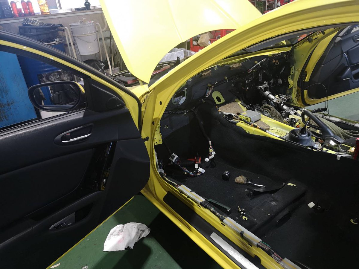 Rmagic1993's tweet photo. RX-8のヒーターコアから冷却水が漏れていたので交換。初めてだったのもあるけど、すんごい大変でした。もちろんダッシュボードを外します。
FD3Sはエアコンもヒーターコアも車体側に残るんだけど、RX-8の場合、エアコンもヒーターコアもダッシュボードにくっついた状態で外します。 https://t.co/Ey4mXQ9vMV