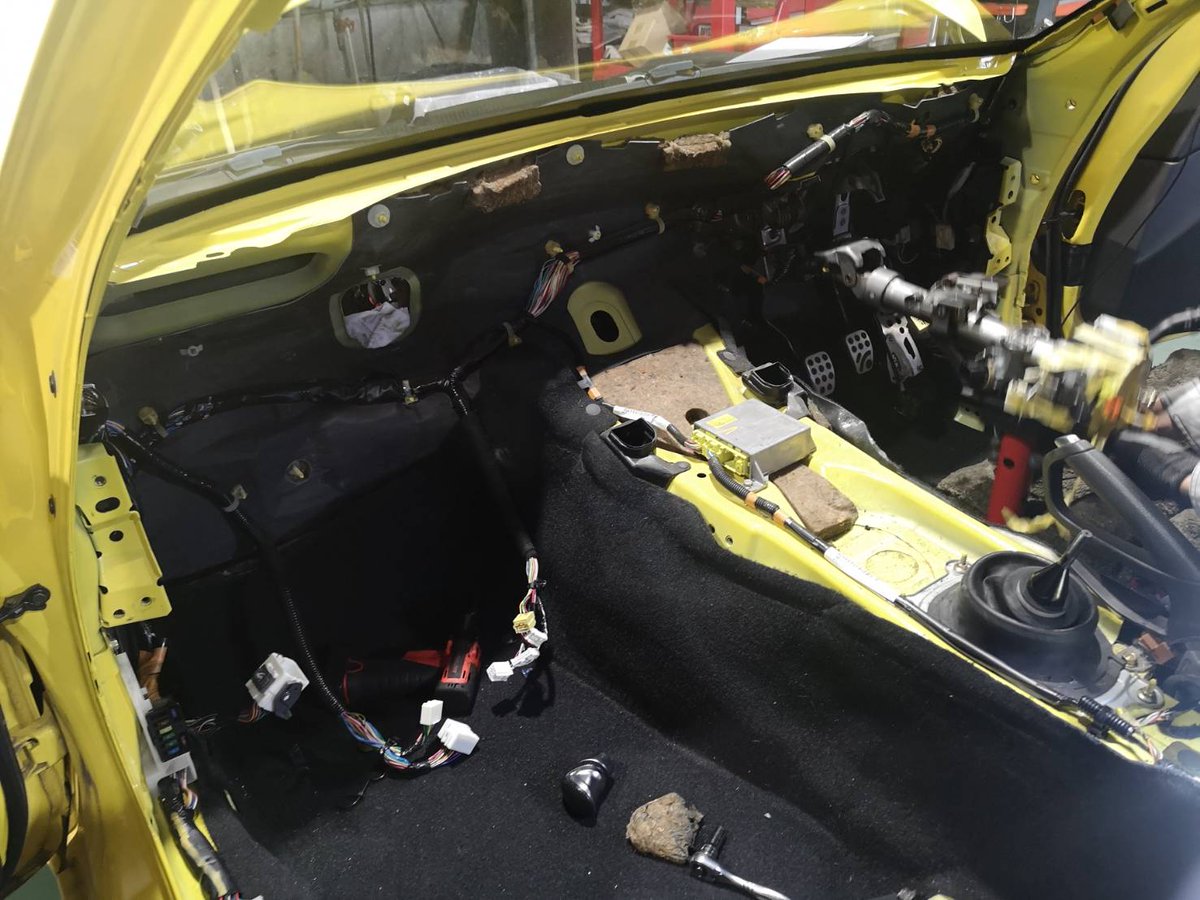 Rmagic1993's tweet photo. RX-8のヒーターコアから冷却水が漏れていたので交換。初めてだったのもあるけど、すんごい大変でした。もちろんダッシュボードを外します。
FD3Sはエアコンもヒーターコアも車体側に残るんだけど、RX-8の場合、エアコンもヒーターコアもダッシュボードにくっついた状態で外します。 https://t.co/Ey4mXQ9vMV