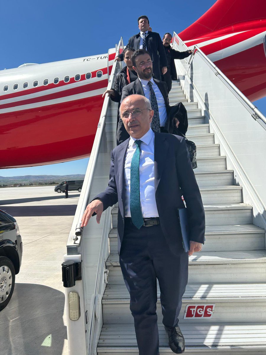 Kıymetli hemşehrilerim,

Malatya'mızı derinden etkileyen zirai don sonrası yaptığımız saha incelemelerinin ardından bugün Sayın Cumhurbaşkanımız <a href="/RTErdogan/">Recep Tayyip Erdoğan</a> ile bir görüşme gerçekleştirdim.

Gerek İstanbul'da gerekse de İstanbul'dan Ankara'ya gelirken uçakta Sayın