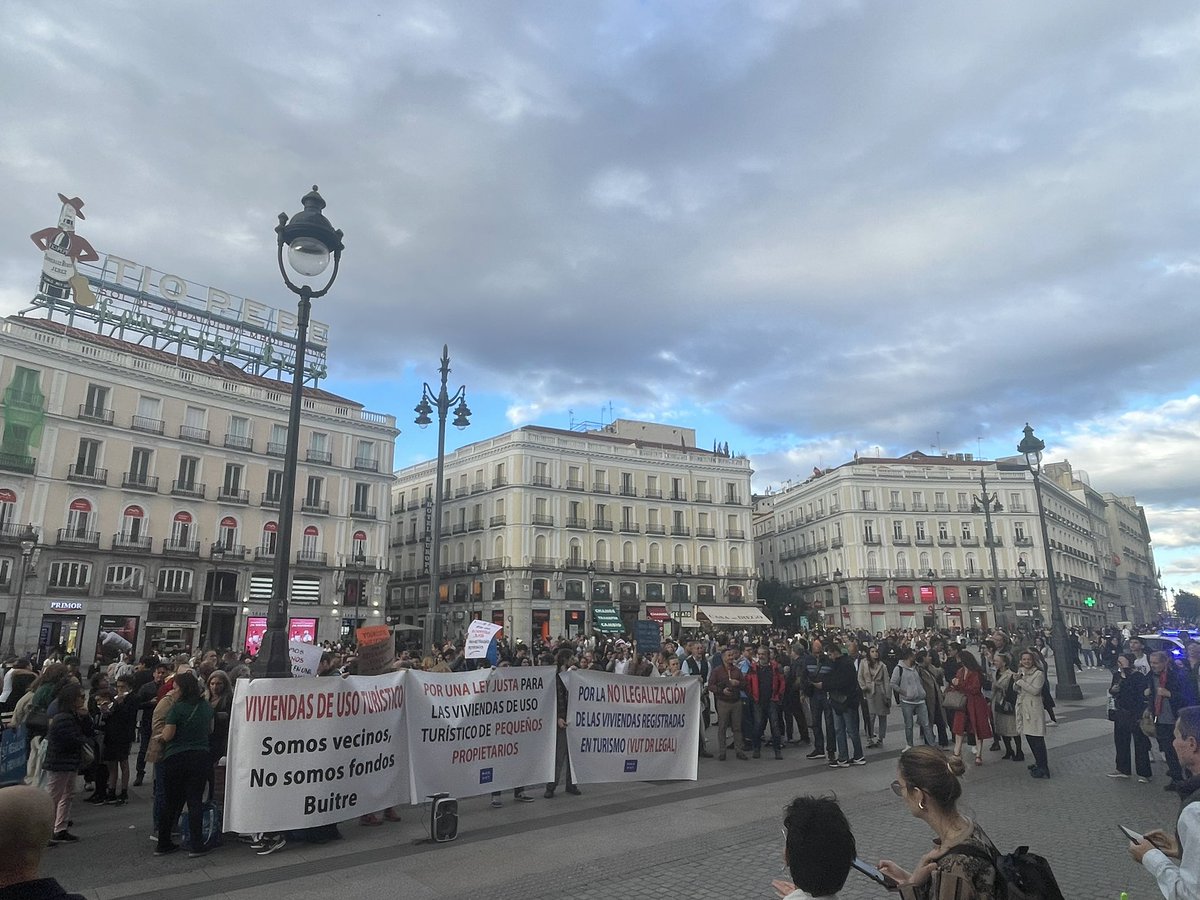 <a href="/Africamar/">África Mar 🐦</a> Lo que esta pasando con los pisos turísticos

Son nuestras casas tenemos núm de registro en turismo, éramos legales y ahora nos prohíben porque al poderoso lobby hotelero no le interesa nuestra existencia

<a href="/madrid_vut/">MadridVUT</a> @PlataformaPVT <a href="/HabturBalears/">HABTUR-Balears</a> <a href="/avaecval/">AVAEC</a> <a href="/Registrador_es/">Registradores de España</a>