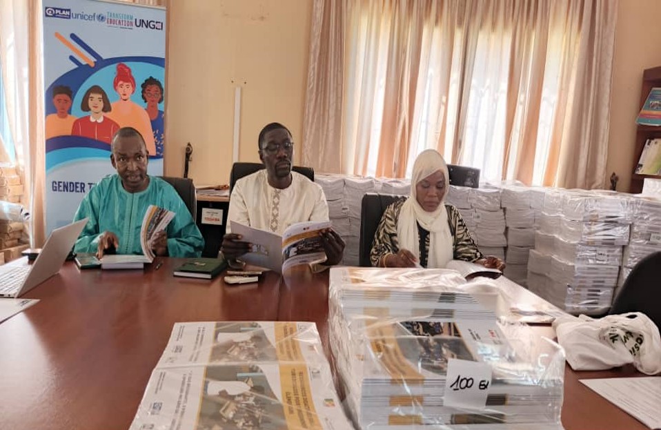 Plan International Sénégal (@plansenegal) on Twitter photo 🥇 <a href="/santegouv_sn/">Ministère de la Santé et de l'Action sociale</a> le Ministére de l'éducation nationale , avec la #DCMS et le #PNT, ont lancé un manuel pédagogique contre la tuberculose, soutenu par <a href="/plansenegal/">Plan International Sénégal</a> et le <a href="/GlobalFund/">The Global Fund</a> avec 23 500 exemplaires imprimés pour sensibiliser élèves et enseignants #SantéScolaire #EndTB 🥇 <a href="/santegouv_sn/">Ministère de la Santé et de l'Action sociale</a> le Ministére de l'éducation nationale , avec la #DCMS et le #PNT, ont lancé un manuel pédagogique contre la tuberculose, soutenu par <a href="/plansenegal/">Plan International Sénégal</a> et le <a href="/GlobalFund/">The Global Fund</a> avec 23 500 exemplaires imprimés pour sensibiliser élèves et enseignants #SantéScolaire #EndTB