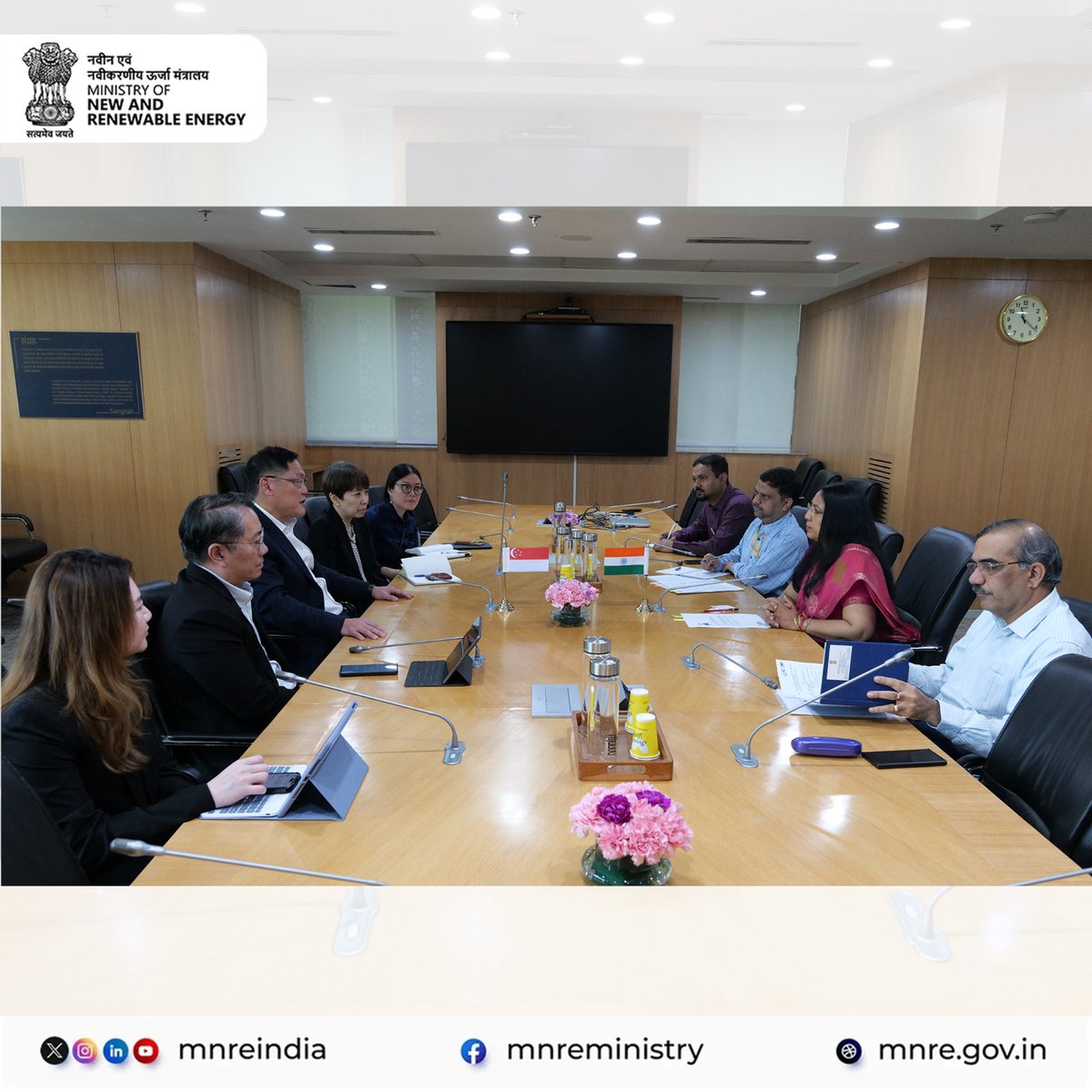 A delegation, led by Mr. Lee Chuan Teck, Executive Chairman of Enterprise Singapore, met  Smt. Nidhi Khare, Secretary, Ministry of New and Renewable Energy (MNRE), at Atal Akshaya Urja Bhawan, New Delhi. The discussions centered on enhancing potential areas of collaborations in