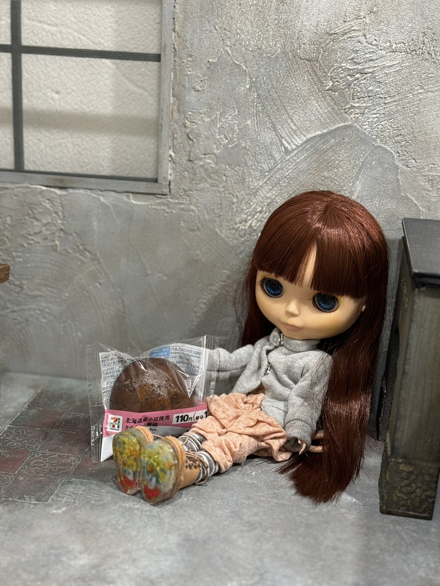 #深夜のおやつドール一本勝負

かりんとう饅頭
初めて食べたけどこんなに皮がバキバキとは…！カリカリ美味しい

#ソールの中の世界
#ブライス   #ピュアニーモ #チェリー     #blyth  #Pureneemo #cherry
#ハンドメイド #スウィミー #球体関節人形 #myoudoll