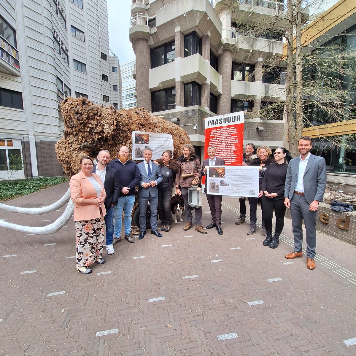 De stichting De Mammoet heeft samen met haar mascotte, een levensgrote mammoet, vanmiddag de petitie aangeboden aan leden van de commissie <a href="/OCW_TK/">Vaste Commissie OCW Tweede Kamer</a> om het paasvuur en carbidschieten in Nedersaksisch gebied tot immaterieel erfgoed te krijgen.