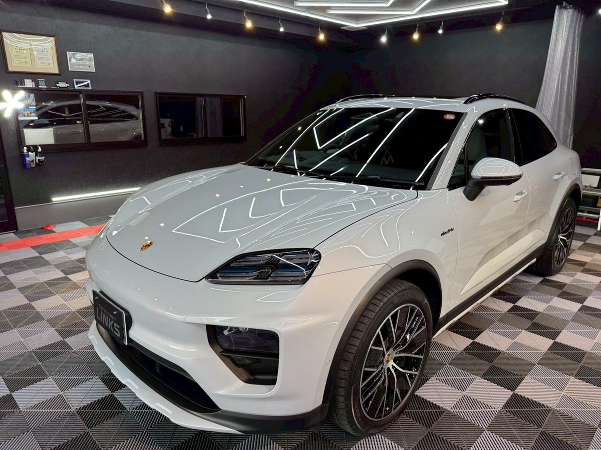 StarexJp's tweet photo. 岡山県、ポルシェディーラーにて第1号の納車！

https://t.co/6VZLId9Cor
#Porsche  #Macan4S #PorscheMacan4SElectric
#Starex水溶性シートコーティング #水性シートコーティング #カーコーティング #シートコーティング #フロアマットコーティング #内装コーティング #革シートコーティング #コンビネーションシートコーティング #car #cars #carlovers #キャンピングカー