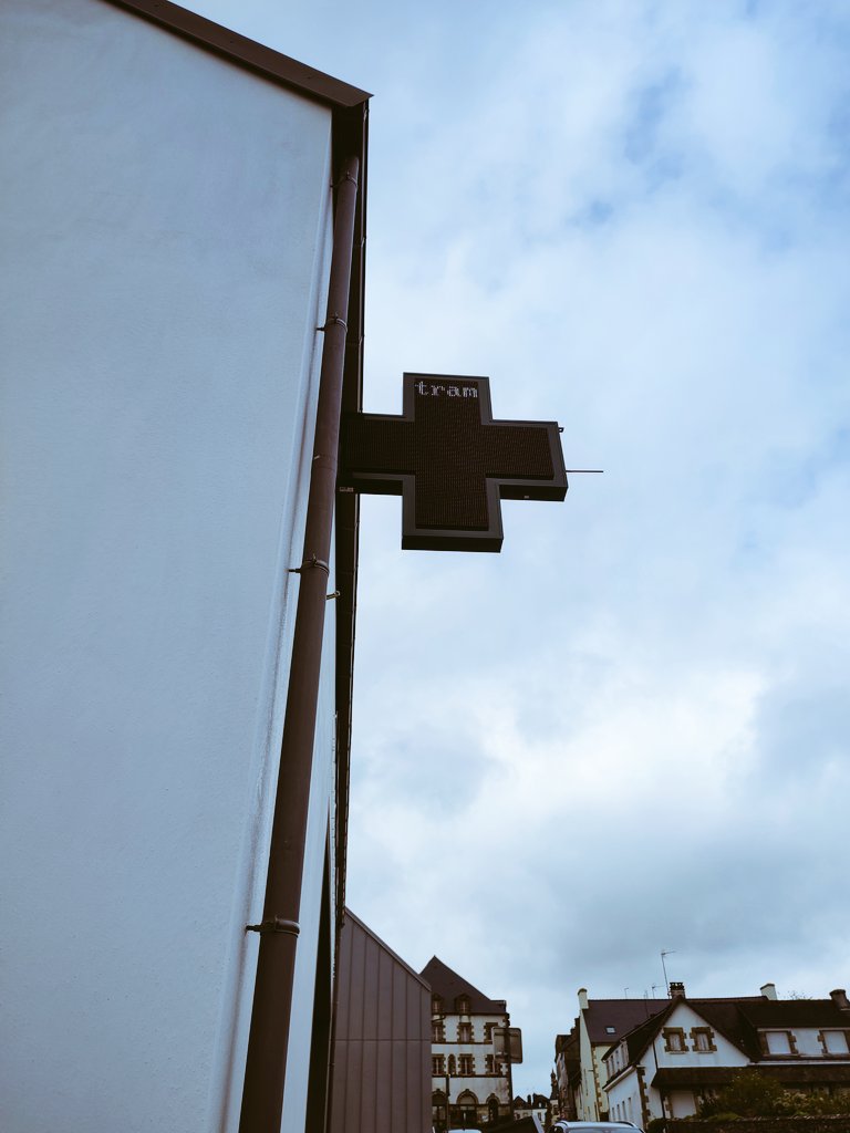 wdesportes's tweet image. #BusyBox 1.3 on a #Pharmacy sign in #France!