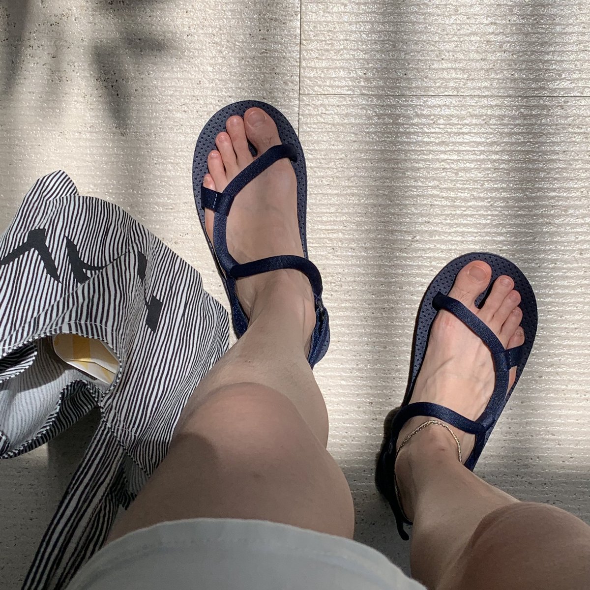 ถ้าเอาแบบโดนน้ำได้ แห้งไว ไม่กัด เราใส่เดินทั้งวันไม่เมื่อย ยกให้ montbell เลยอะ ทนมากๆ ใส่มาหลายปีก็ไม่ขาด คุ้มค่ากับการลงทุน