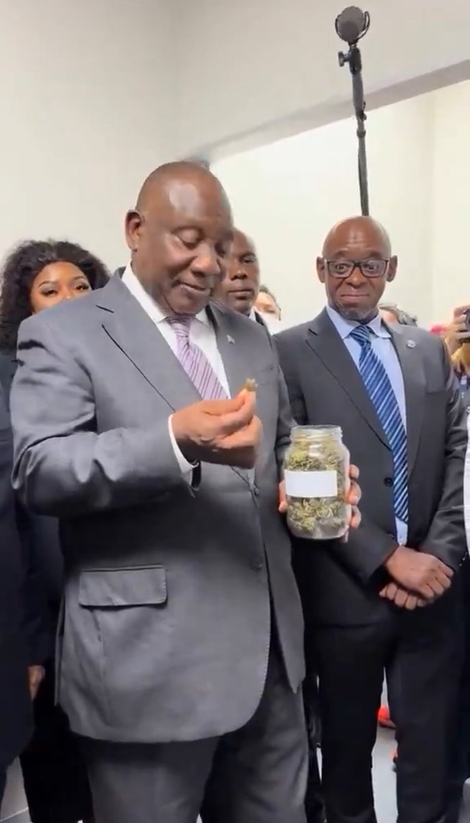 Mbahdeyforyou's tweet image. South Africa President dey game o😂