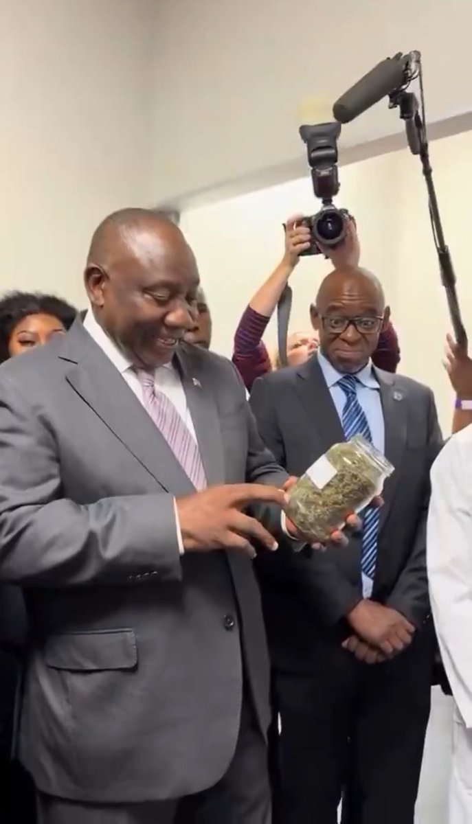 Mbahdeyforyou's tweet image. South Africa President dey game o😂