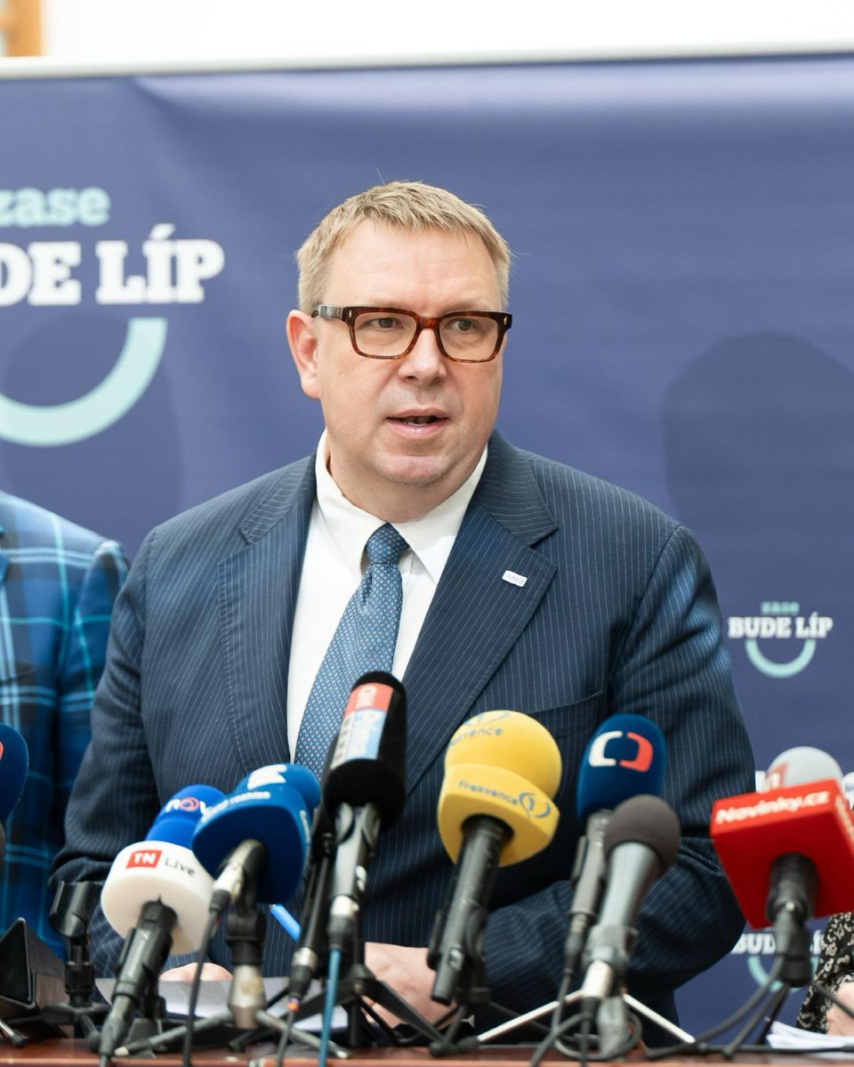 Nejsme tak bohatí, abychom zapomínali na lidi, kteří pečují o své blízké v jejich domácnosti. Proč? Protože ústavní péče je násobně nákladnější.
Proto navrhuji, aby se v zákoně o sociálních službách zvýšil příspěvek na péči v 1. a 2. stupni na 2000, respektive 6000 Kč. To je fér!