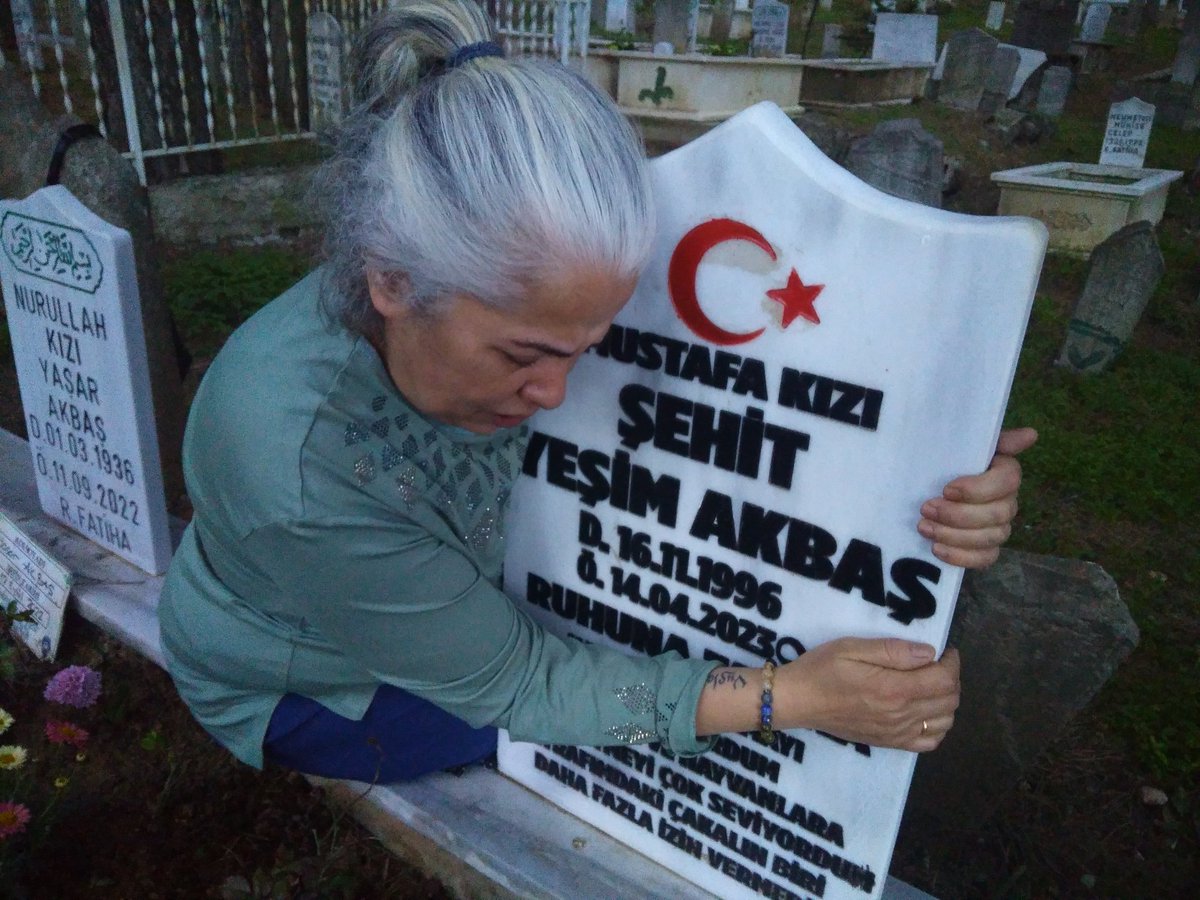 Gülben hanım benim kızım 26 yaşındaydı harika kanun çalıyordu keman çalıyordu gitar çalıyordu Bendir çalıyordu ney çalabiliyordu
Çok değerli bir insandı yaşlıları seviyordu hayvanlara bakıyordu onlara maddi manevi birçok yardım ediyordu kitap kurduydu çok fazla kitap okumuştu 5