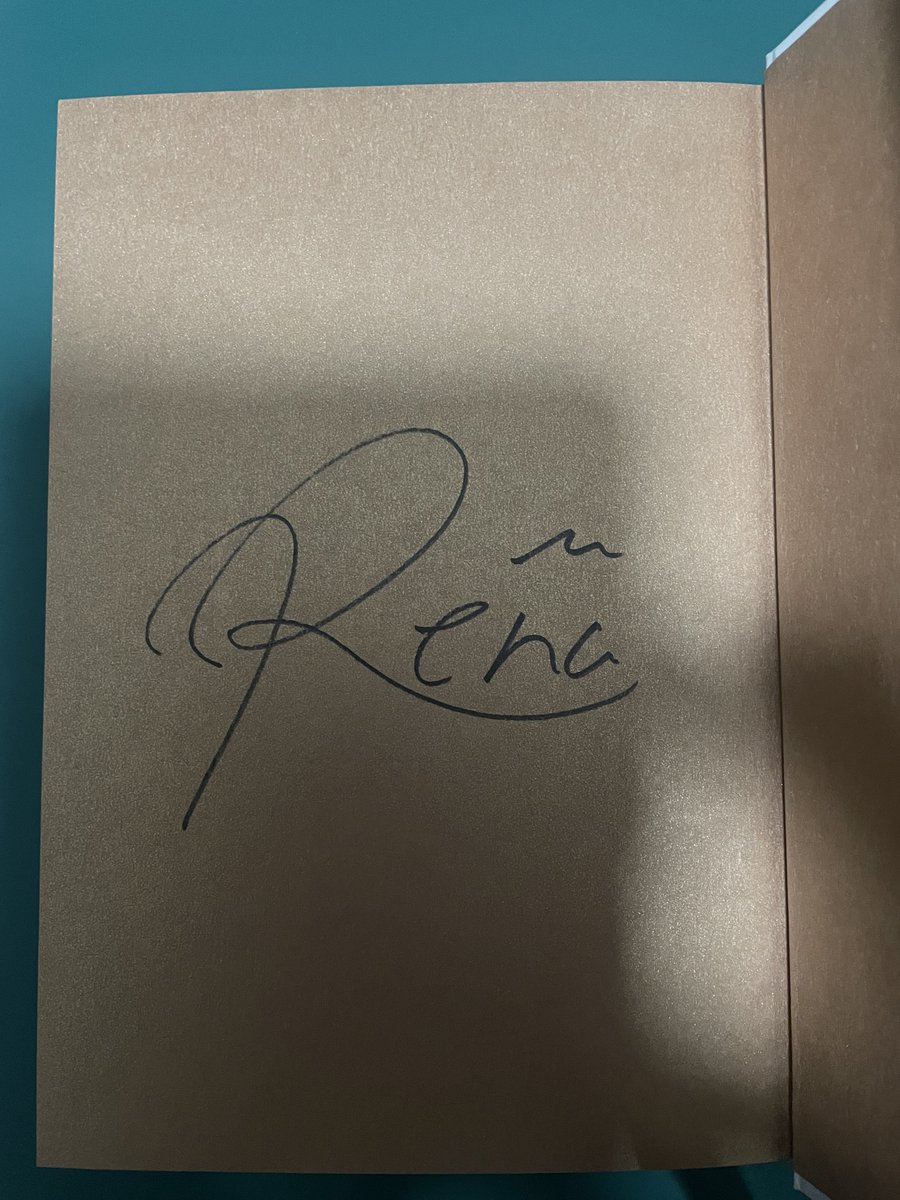 nisemarufuji's tweet image. 三省堂書店有楽町店で、玲奈さんの『カット・イン/カット・アウト』のサイン本を購入しました。
#松井玲奈のいってらっしゃい で語っていた装丁が美しい本で、玲奈さんのこだわりが感じられました。
これから読むのが楽しみです😊
#松井玲奈
#カットインカットアウト