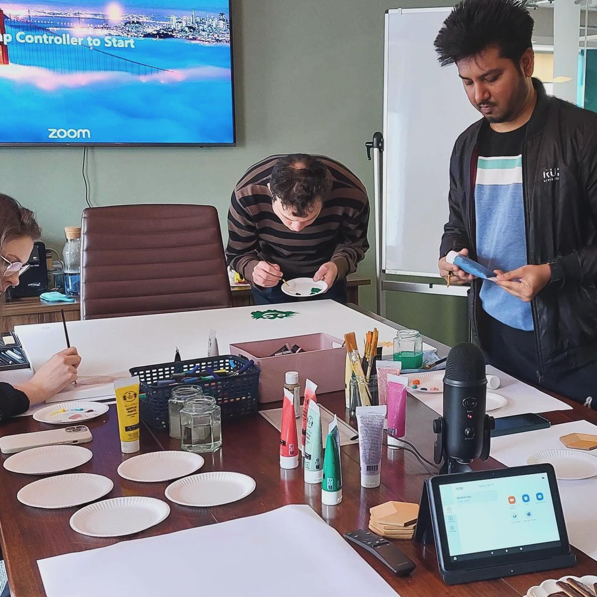 PixelToysLtd's tweet image. Today is World Art Day! 
To celebrate, we invited staff to get involved and help us paint a collaborative canvas. It’s been great to see the creativity flowing!
#worldartday #creativeworkplace #teamart #workplacewellbeing