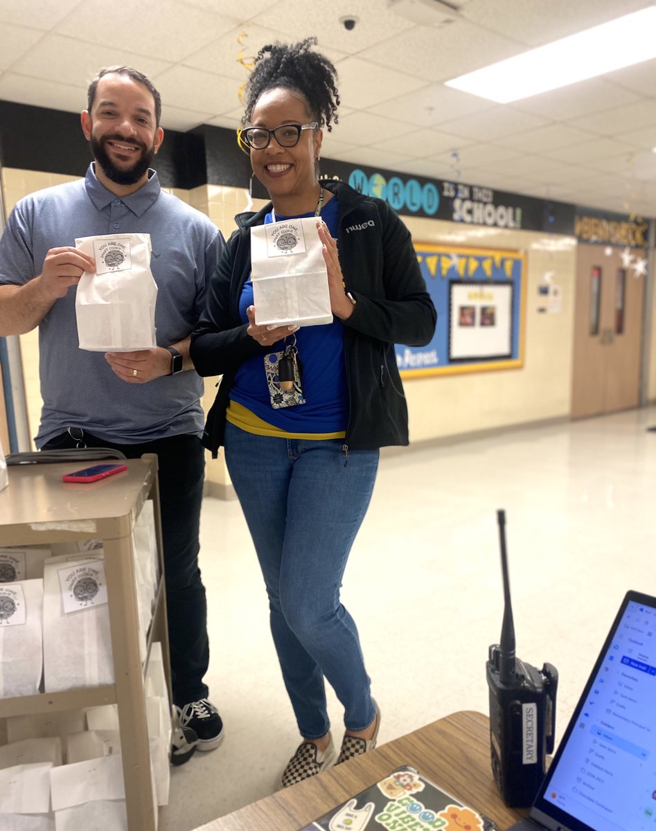 martinezs1_'s tweet image. Our testing committee is simply the best! They make testing days run smoother and hand out these awesome goodie bags! 
Huge thanks to Mr. Formaggini and Ms. Green for all that you do!

#bradfieldsbest
