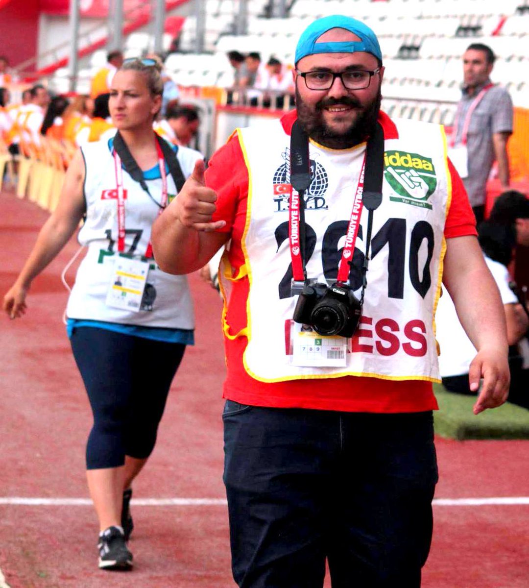 Antalya'daki final maçında inanılmaz sıcak bir hava vardı. Hepimizin dün gibi aklında. Bu sevinç fotoğrafını çekmek için 100 metre koşmuştum 🙂
Seninle de hatıramız çok Kapo, unutulmazsın. 
<a href="/MSB4ZYN/">M.S.B</a>