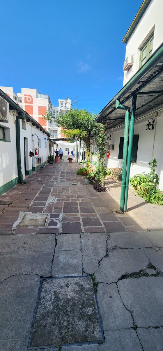 Bandera. cartel de chapa, patio de baldosas y galería en la sede del Juzgado Federal  n° 1 (y de la Oficina Judiclal) de Jujuy
#PateandoTribunales