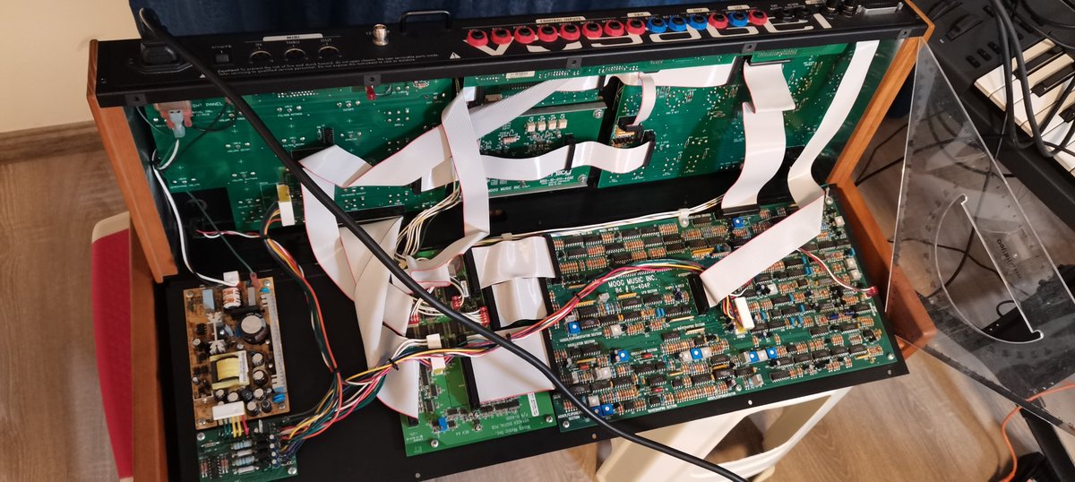Faber_Voxgen's tweet photo. 电路技术越高,琴体里塞弹簧混响盒的想法越强~🤔
The higher the circuit technology, the stronger the idea of inserting a spring reverberation box into the body~
#Moogmusic #Sub37 #Synthesizer #Circuitboard #Analog #Voyager https://t.co/JUDYofUYE6