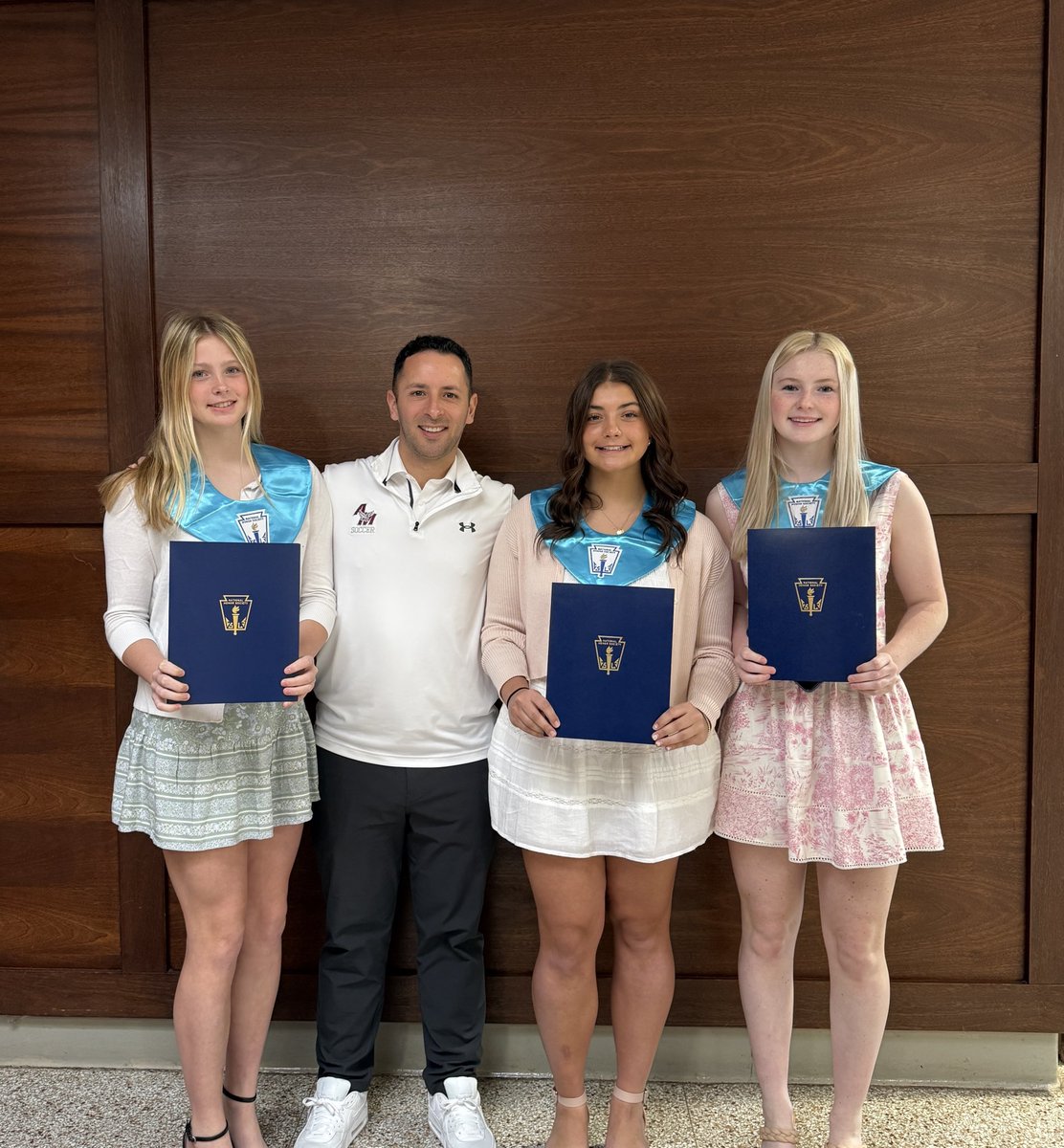 CONGRATULATIONS to our Juniors for their induction into the National Honors Society! We are so proud of you! 

Teigan Cunnane 
Mary Kate DeBono 
Sienna Goldstein 

#GoFalcons🦅 | #fAMily