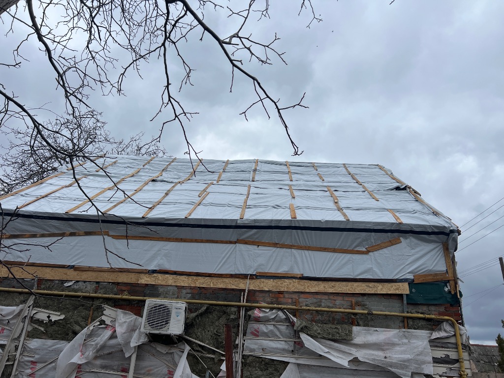 RedCrossUkraine's tweet image. 🏠📷 Ukrainian Red Cross supports those affected by the Russian drone attack on #Kropyvnytskyi on 19 March. 31 families have received financial aid for housing repairs. A strong, united team from #Cherkasy &amp;amp; #Kirovohrad, with support from
@redcrosscanada, stands by those in need!