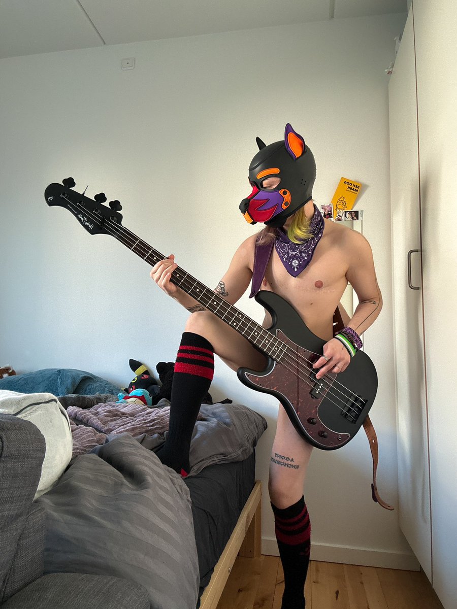 My partner has made at least 6969 statements in the lines of “omg I keep imagining you playing the bass naked 🤤” since I have started trying to learn to play, that I just felt obligated to shut him up 

#nsfwtwt #pupplay #ftmporn