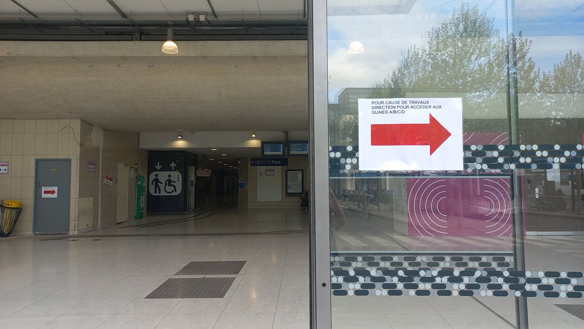 Dans la zone 2 de la gare de #Chelles l’accès aux quais #RERE et #LigneP est perturbé en raison des travaux de réalisation des trémies pour de nouveaux escalateurs. Il n’y a pas de quai E !
x.com/Paris_Chelles/…