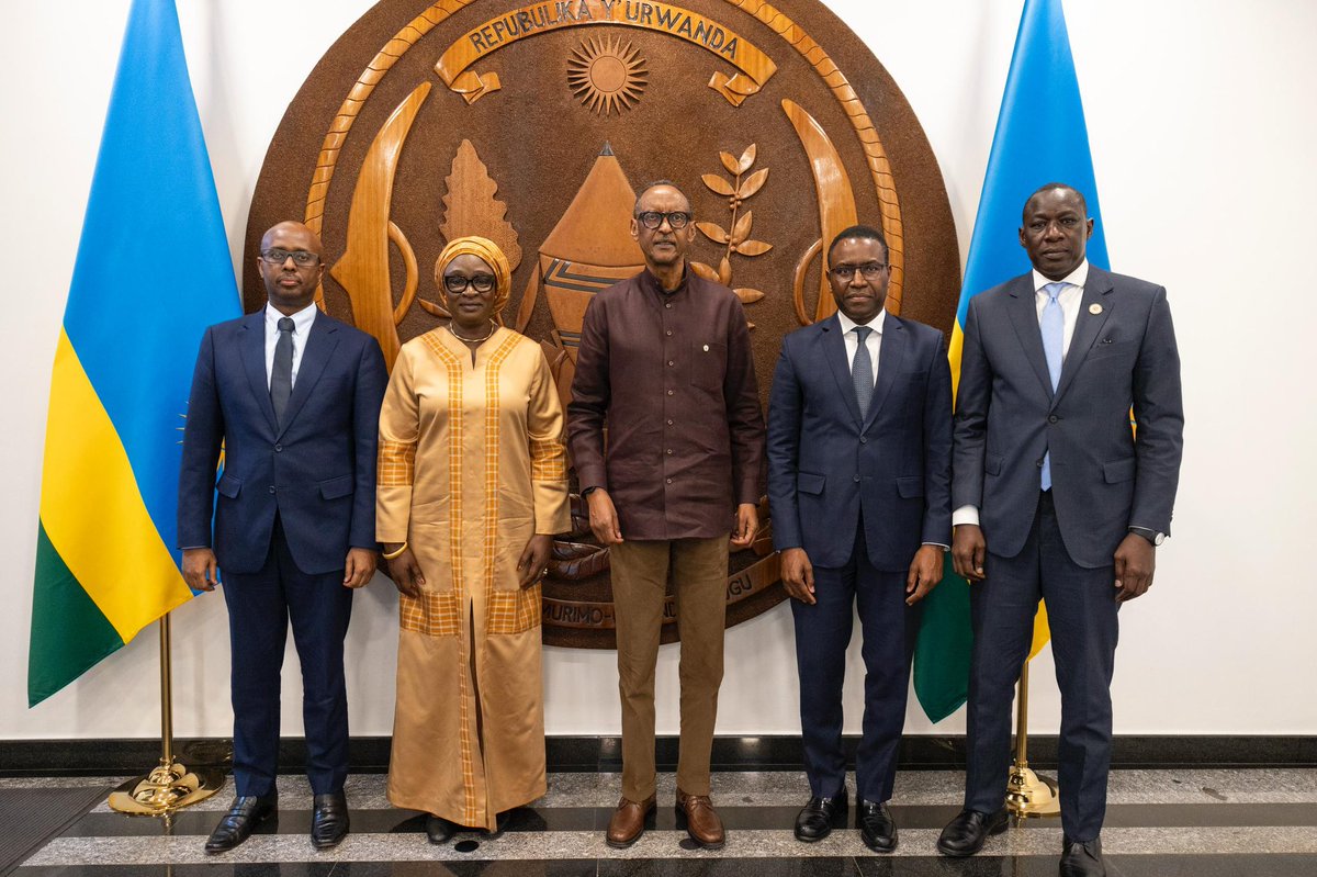 UrugwiroVillage's tweet image. This afternoon at Urugwiro Village, President Kagame received Hon. @YassineFall, Senegal’s Minister of African Integration and Foreign Affairs, who delivered a message on behalf of President Bassirou Diomaye Faye @PR_Diomaye.